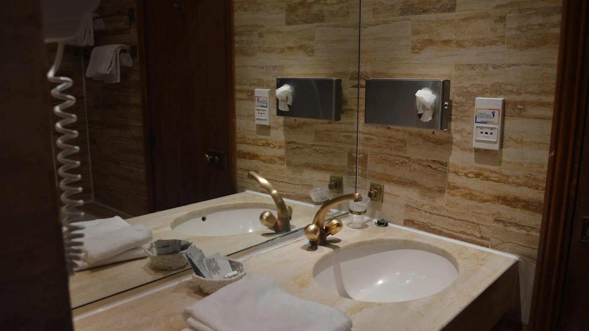 Hotel Royal Elysées Parigi 4*,
